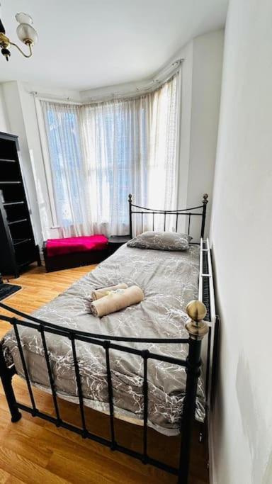 3 Bed House East London Home Exteriör bild