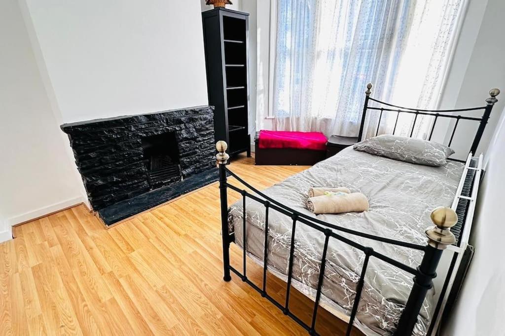 3 Bed House East London Home Exteriör bild